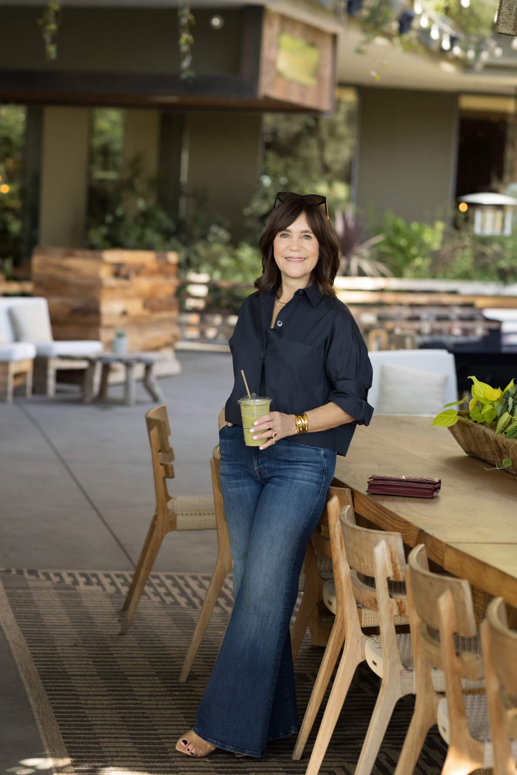 How to wear wide leg jeans - try a cropped button up with sandals